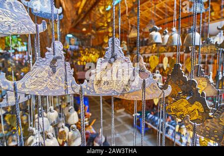 Die antiken Gongs (kyey se), die mit eingravierten chinthe Löwen und Naga Serpents, Htilominlo Temple Market, Bagan, Myanmar, verziert sind Stockfoto