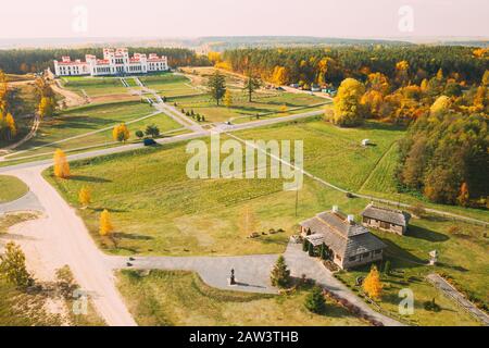 Kosava, Weißrussland. Vogelperspektive mit Blick Auf Die Berühmten Historischen Sehenswürdigkeiten Schloss Kosava Und Museumsgelände von Tadeusz Kosciuszko. Eiter Stockfoto