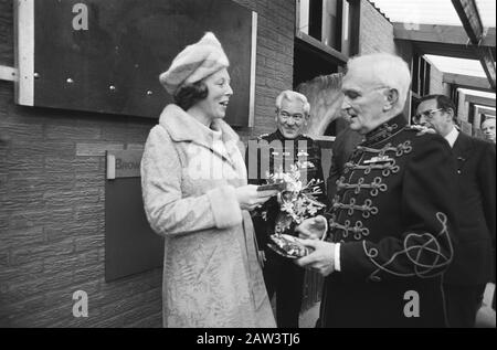 Prinzessin Beatrix eröffnete das neue Reitzentrum im Military Equestrian Center Marcroix in der Bernhard-Kaserne in Amersfoort Princess, Reitschulen, Häfen, Beatrix, Princess Date: 20. März 1979 Standort: Amersfoort Keywords: Ställe, Öffnungen, Prinzessinnen Personenname: Beatrix, Prinzessin Stockfoto