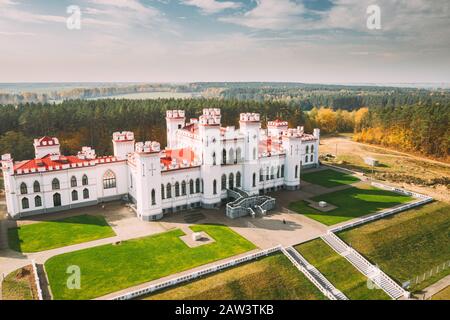 Kosava, Belarus. Antenne Vogelperspektive von berühmten Beliebte historische Wahrzeichen Kosava Schloss. Puslowski Palastes Schloss. Wahrzeichen und Erbe. Stockfoto