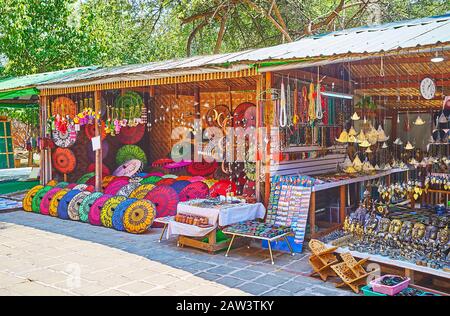 Die Bambusmarktstände mit authentischen burmesischen Souvenirs - bunte Regenschirme, Streichermarionetten, bronzene Kyeezee-Gongs (kyey se), Windglocken, Buddhis Stockfoto