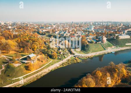 Grodno, Weißrussland. Vogelperspektive mit Blick Auf die Skyline von Hrodna. Die Kalozha Kirche Und Andere Berühmte Historische Wahrzeichen Des Sonnigen Herbsttags. Stockfoto