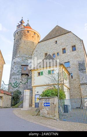 Besigheim, Deutschland - 27. Dezember 2015: Turm von Besigheim - rechts das Steinhaus. Es beherbergt eine Musikschule. Stockfoto