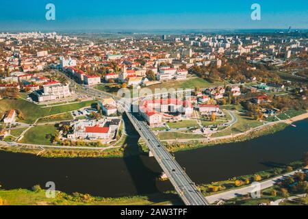 Grodno, Weißrussland. Vogelperspektive mit Blick Auf die Skyline von Hrodna. Berühmte Historische Sehenswürdigkeiten Am Sonnigen Herbsttag. Stockfoto