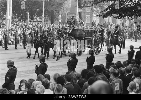 Budget Day 1976, Golden Carriage Rides Along Crowd Date: 21. September 1976 Schlüsselwörter: Prinsjesdag Institution Name: Golden Coach Stockfoto