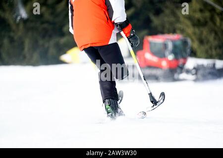 Behinderter Einbeiniger im Winter 2020 Abfahrtslauf in Italien Stockfoto