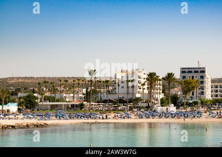 Aya NAPA, ZYPERN - 08. JUNI 2018: Sandy Bay Beach, Ayia Napa Stockfoto