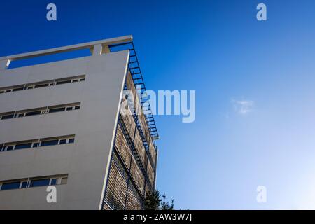 Modernes Gebäude mit Holzbrettern an der Fassade zum Schutz vor der Sonne und einer nachhaltigen Konstruktion. Stockfoto