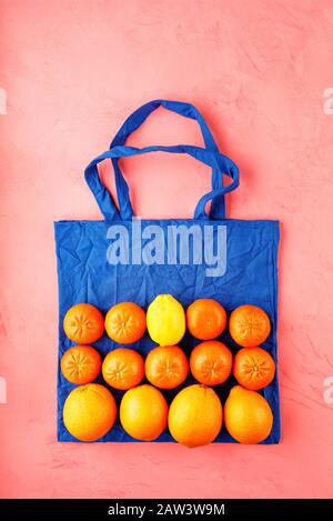 Lebensmitteleinkäufe ohne Abfall, Eco Natural Bag klassische blaue Farbe mit Obst und Gemüse. Stockfoto