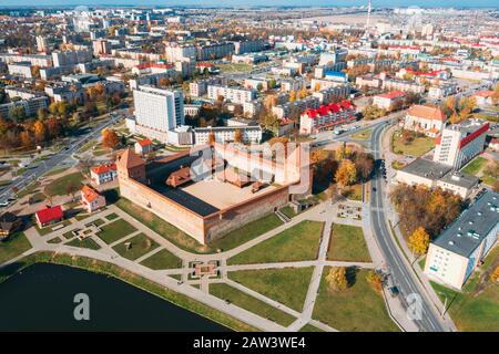 Lida, Weißrussland. Vogelperspektive mit Blick Auf Die Skyline Des Stadtbildes. Schloss Lida Im Sonnigen Herbsttag. Berühmte Historische Sehenswürdigkeit. Stockfoto