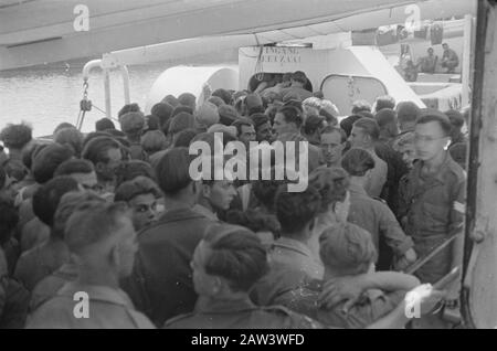 Abfahrt Wassermann Priok. Am 14. Mai 1948 zog der Waterman mit den OVW-Battalions 1-2 1-11 RI und RI in die Heimat. Soldaten an Bord auf dem Weg zum Speisesaal. Datum: 14.Mai 1948 Ort: Indonesien, Niederländische Ostindien, Tanjung Priok Stockfoto