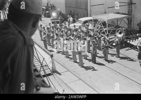 Abfahrt Wassermann Priok. Am 14. Mai 1948 zog der Waterman mit den OVW-Battalions 1-2 1-11 RI und RI in die Heimat. KNIL Band Datum: 14. Mai 1948 Ort: Indonesien, Niederländische Ostindien, Tanjung Priok Stockfoto