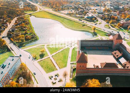 Lida, Weißrussland. Vogelperspektive mit Blick Auf Die Skyline Des Stadtbildes. Schloss Lida Im Sonnigen Herbsttag. Berühmte Historische Sehenswürdigkeit. Stockfoto