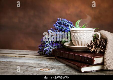 Vintage-Foto von Büchern, Kaffeetasse und Lavander auf einem Holztisch Stockfoto