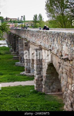 Salamanca, SPANIEN - MAI 2018: Die historische römische Brücke von Salamanca, auch bekannt als Puente Mayor del Tormes Stockfoto