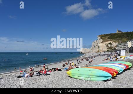 Touristen, die das schöne Wetter am Strand von Etretat in der Normandie, Frankreich, genießen. Stockfoto