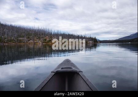 Kanufahren in kanadischen rockies am Maligne Lake im Jasper National Park, Kanada Stockfoto