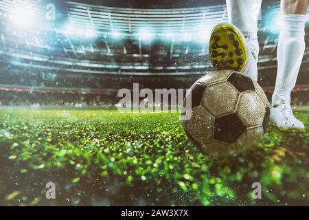 In der Nähe eines Fußball Stürmer bereit zu kickt den Ball im Stadion Stockfoto