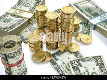 Geld. Gemischte Werbungen von USD-Banknoten, einigen Ersatzscheinen und einigen Goldmünzenstapeln. Stockfoto