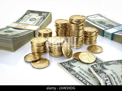 Geld. Gemischte Werbungen von USD-Banknoten und einigen Stapeln von Goldmünzen. 3D-Darstellung auf weißem Hintergrund. Stockfoto