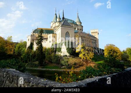 Schloss in Bojnice, Slowakei im Herbst 2019. Stockfoto