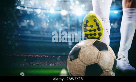 In der Nähe eines Fußball Stürmer bereit zu kickt den Ball im Stadion Stockfoto