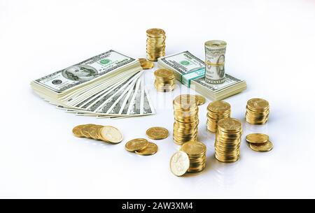 Geld. Wads von USD-Banknoten und einigen Stapeln von Goldmünzen. 3D-Darstellung auf weißem Hintergrund. Stockfoto