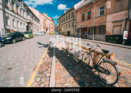 Vilnius, Litauen - 5. Juli 2016: Architektur Von Uzupis In Der Altstadt Von Vilnius. Bezirk Vilniaus Senamiestis. Fahrradparkplätze In Der Straße Stockfoto