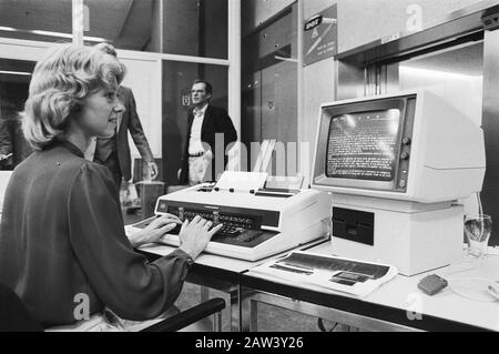 Novelty Show at the Jaarbeurs in Utrechter Textverarbeitung Datum: 1. September 1983 Ort: Utrechter (Provinz), Utrechter (Stadt) Schlüsselwörter: Computer, Innovationen, Ausstellungen Stockfoto