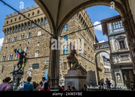 Palazzo Vecchio aus den Bögen der Loggia dei Lanzi an der Piazza della Signoria, Florenz, Toskana, Italien Stockfoto