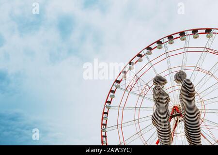 Batumi, Adscharien, Georgia - 22. Mai 2016: Eine bewegende Metallskulptur Bildhauers georgischen Tamara Kvesitadze im Jahr 2007, mit dem Titel Mann und Frau oder Ali ein Stockfoto