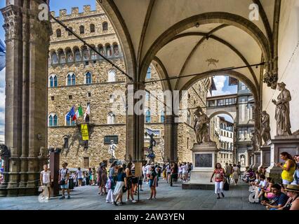 Palazzo Vecchio aus den Bögen der Loggia dei Lanzi an der Piazza della Signoria, Florenz, Toskana, Italien Stockfoto