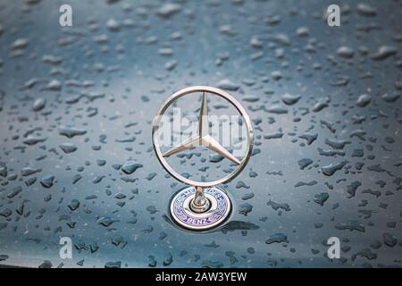 Batumi, Georgien - 27. Mai 2016: Close View Of Metal Star Logo von Mercedes Benz auf nasse Haube blaues Auto nach Regen. Stockfoto