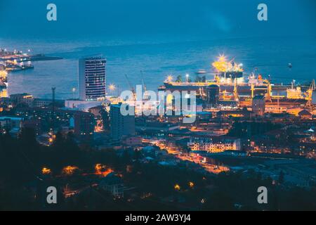 Batumi, Adscharien, Georgia - 27. Mai 2016: Luftaufnahme des urbanen Stadtbild am Abend oder Nacht. Verwaltungsgebäude der Port und Port. Stockfoto