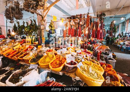 Batumi, Georgia - 28. Mai 2016: Vielfalt Von Aromatisierten, Duftenden Gewürzen Und Kräutern, Traditionellen Soßen, Gewürzen, Tschurchkhelas Auf Der Theke Showca Stockfoto