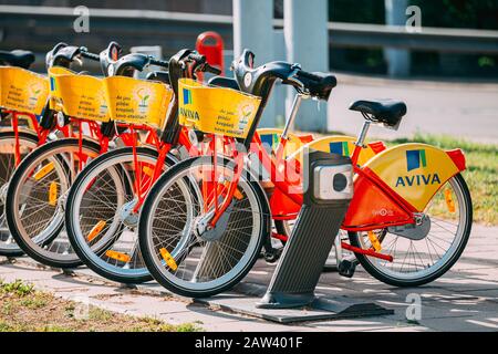Vilnius, Litauen - 5. Juli 2016: Reihe Bunter Fahrräder AVIVA Zum Mieten Auf dem städtischen Fahrradparkplatz In der Straße. Sommertag. Stockfoto