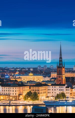 Stockholm, Schweden - 29. Juni 2019: Malerische Aussicht auf Stockholm Skyline am Sommerabend. Berühmte beliebtes Ziel malerischen Ort in der Dämmerung leuchtet. Riddarh Stockfoto