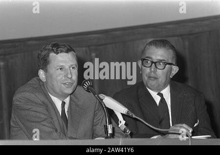 Protestaktion gegen die Ernennung Von Kielmansegg Leiden, Herr Hoefnagels das Wort neben ihm Herr GJP Cammelbeek. Datum: 6.Mai 1967 Ort: Leiden, Südholland Schlüsselwörter: Proteste Personenname: Kielmansegg, Johan Adolf von Stockfoto