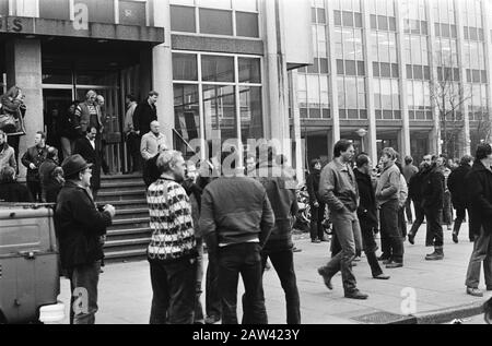 Protestversammlung der städtischen Beamten in Wibauthuis in Amsterdam gegen die Planungsvorschriften Krankenstand: 24. Februar 1982 Ort: Amsterdam, Noord-Holland Schlüsselwörter: Beamte, Treffen, Proteste Personenname: Wibauthuis Stockfoto