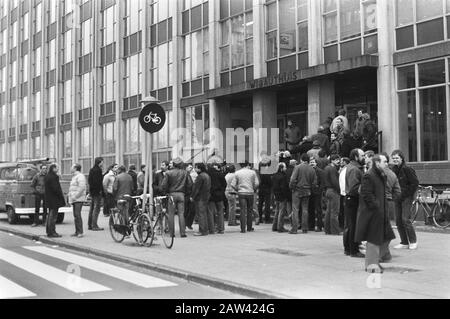 Protestversammlung der städtischen Beamten in Wibauthuis in Amsterdam gegen die Planungsvorschriften Krankheit Datum: 24. Februar 1982 Ort: Amsterdam, Noord-Holland Schlüsselwörter: Protestversammlungen, Beamte Stockfoto