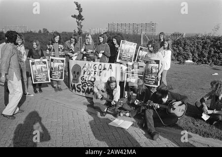 Proteste gegen Kaffee aus dem angolanischen AH-Werk in Tilburg Datum: 3. Oktober 1973 Standort: Angolanische, Tilburger Stichwörter: Kaffee, Proteste Stockfoto