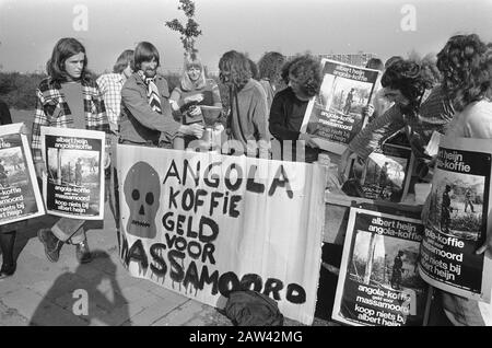 Proteste gegen Kaffee aus dem angolanischen AH-Werk in Tilburg Datum: 3. Oktober 1973 Standort: Angolanische, Tilburger Stichwörter: Kaffee, Proteste Stockfoto