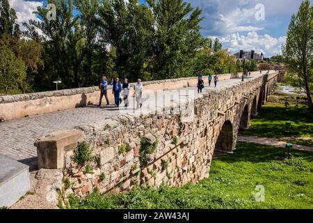 Salamanca, SPANIEN - MAI 2018: Die historische römische Brücke von Salamanca, auch bekannt als Puente Mayor del Tormes Stockfoto