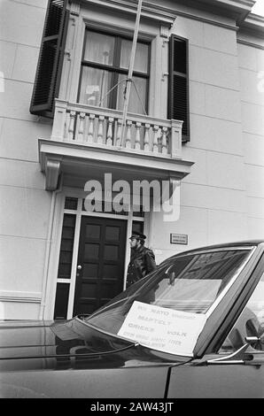 Besetzung der griechischen Botschaft in den Haag Protesttext zum Ambassador-Auto Datum: 23. November 1973 Ort: Den Haag, Südholland Schlüsselwörter: Botschaften, Autos, Besetzungen, Proteste Stockfoto