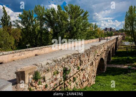 Salamanca, SPANIEN - MAI 2018: Die historische römische Brücke von Salamanca, auch bekannt als Puente Mayor del Tormes Stockfoto