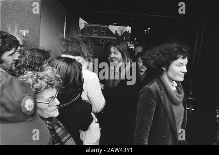 Kreissaal in Assen besetzt mit Molukkanern; Gefreite Geiseln Datum: 14. März 1978 Ort: Assen Schlüsselwörter: PROVINZHAUS, Befreiung, Besetzung, Geiseln Stockfoto