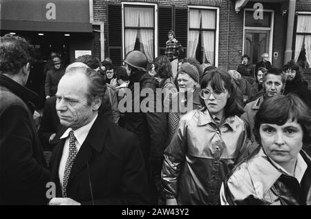 Kreissaal in Assen besetzt mit Molukkanern; Gefreite Geiseln Datum: 14. März 1978 Ort: Assen Schlüsselwörter: PROVINZHAUS, Befreiung, Besetzung, Geiseln Stockfoto