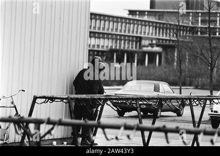 Kreissaal in Assen besetzt mit Molukkanern; bewaffnete Polizisten Datum: 13. März 1978 Ort: Assen Schlüsselwörter: Polizisten, PROVINZHAUS, Besetzung Stockfoto