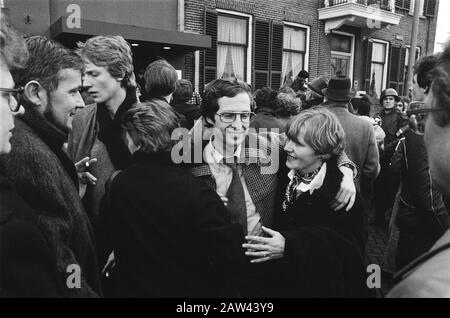 Kreissaal in Assen besetzt mit Molukkanern; Gefreite Geiseln Datum: 14. März 1978 Ort: Assen Schlüsselwörter: PROVINZHAUS, Befreiung, Besetzung, Geiseln Stockfoto