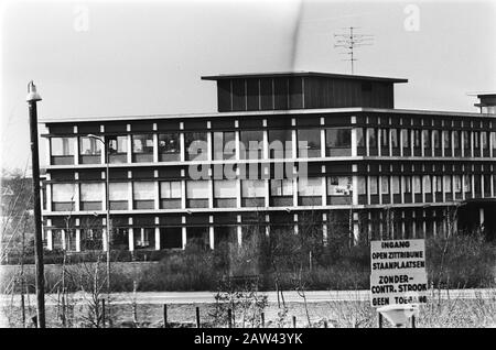 Kreishalle in Assen besetzt mit Molukkanen; Fenster mit Tapete Datum: 13. März 1978 Ort: Assen Schlüsselwörter: PROVINZHAUS, Besetzung Stockfoto